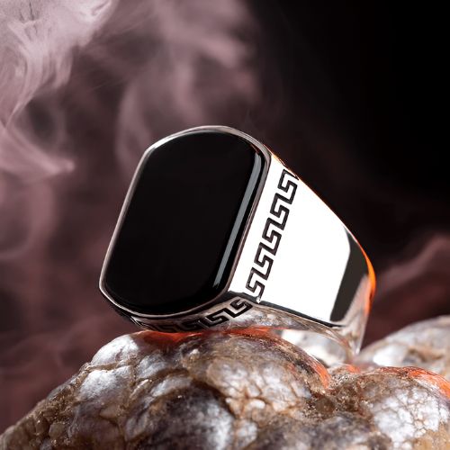 Obsidian Black Square-Cut Aqeeq Ring – 925 Silver